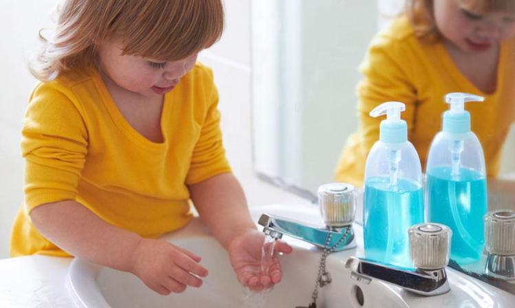 बच्चों के हाथों को साफ रखें